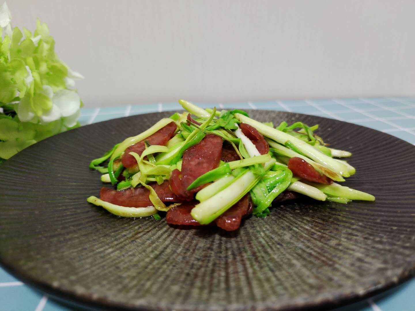 五分钟快手早餐菜-腊肠蒜苗的做法-咸鲜味炒菜谱-易网健康养生网 五分钟快手早餐菜-腊肠蒜苗的做法-咸鲜味炒菜谱