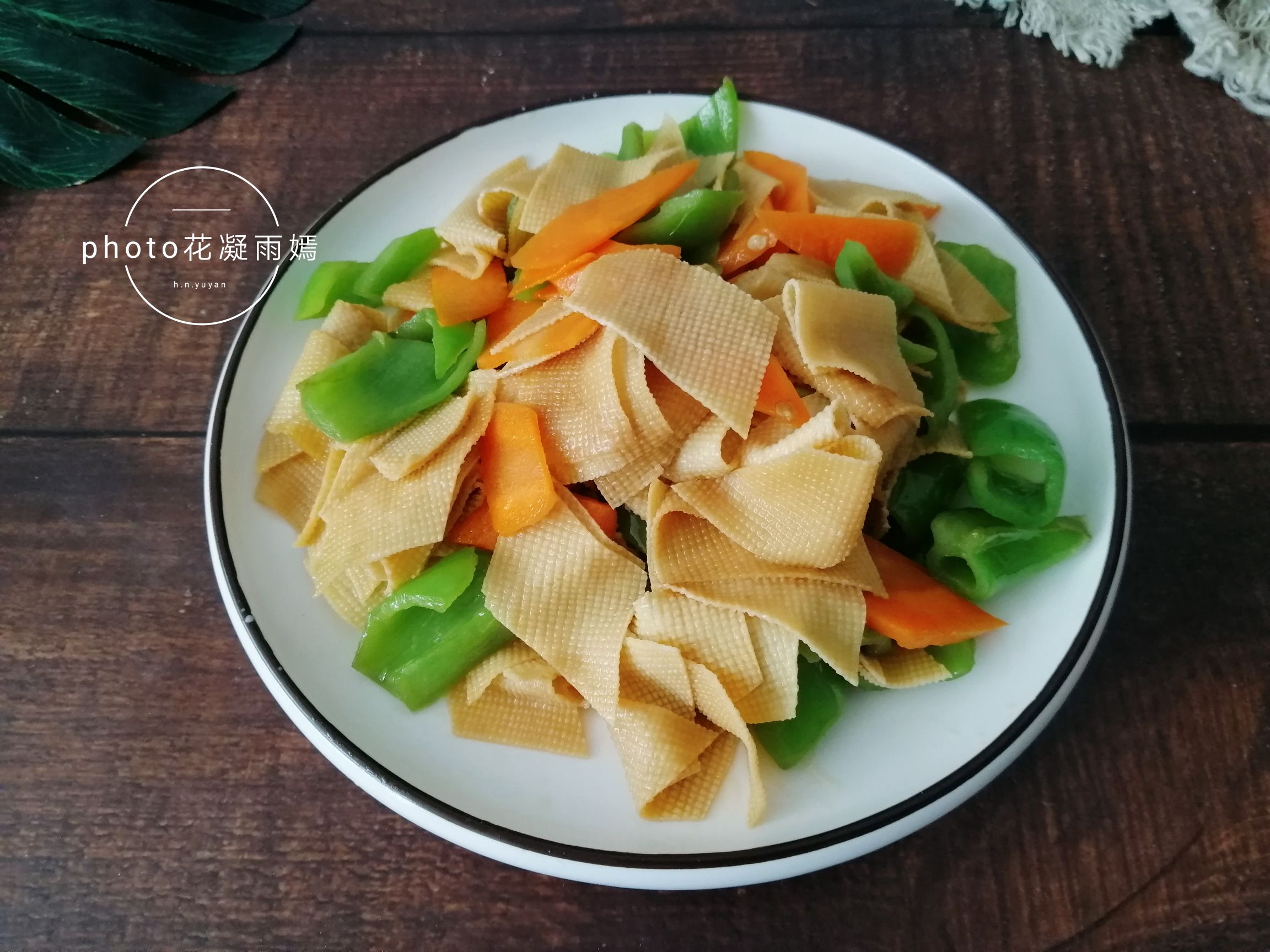 胡萝卜尖椒炒豆腐皮的做法-家常味炒菜谱-易网健康养生网 胡萝卜尖椒炒豆腐皮的做法-家常味炒菜谱