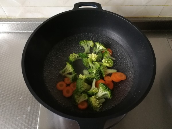 配粥小菜，培根胡萝卜炒西蓝花，营养搭配的做法-咸鲜味炒菜谱