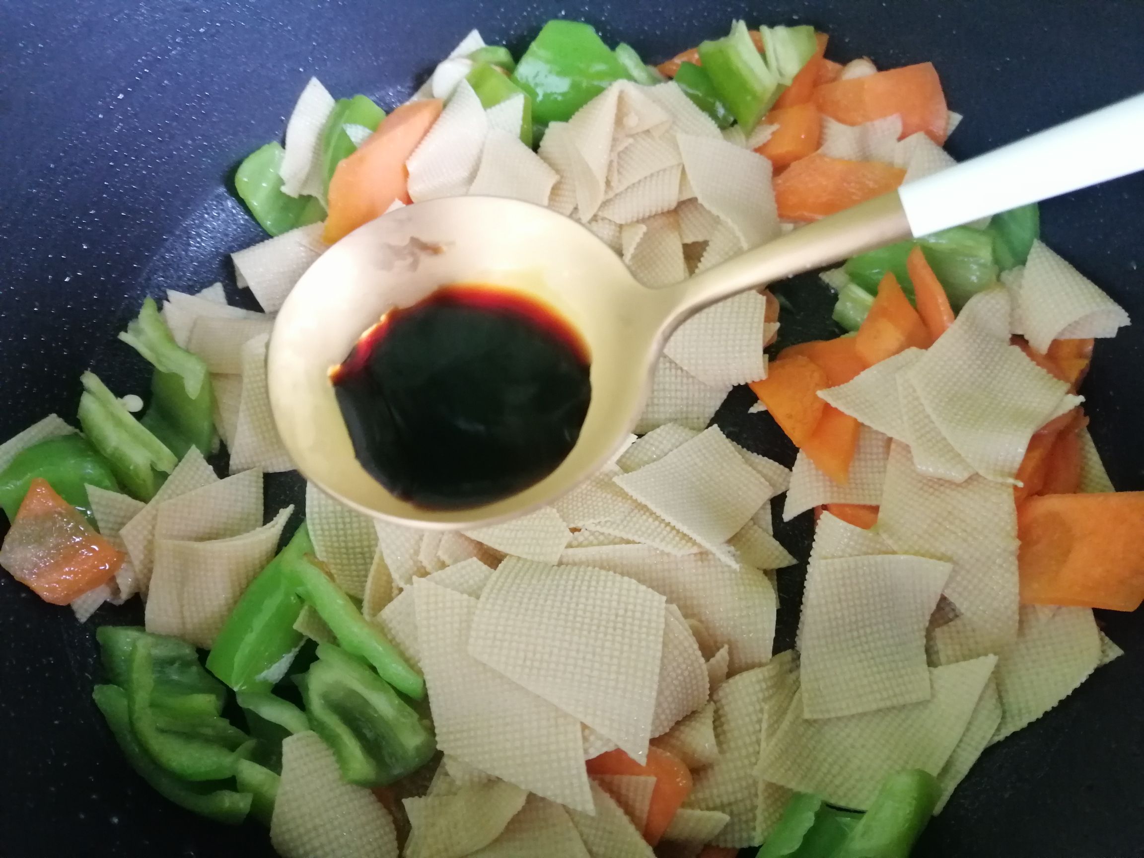 胡萝卜尖椒炒豆腐皮的做法-家常味炒菜谱