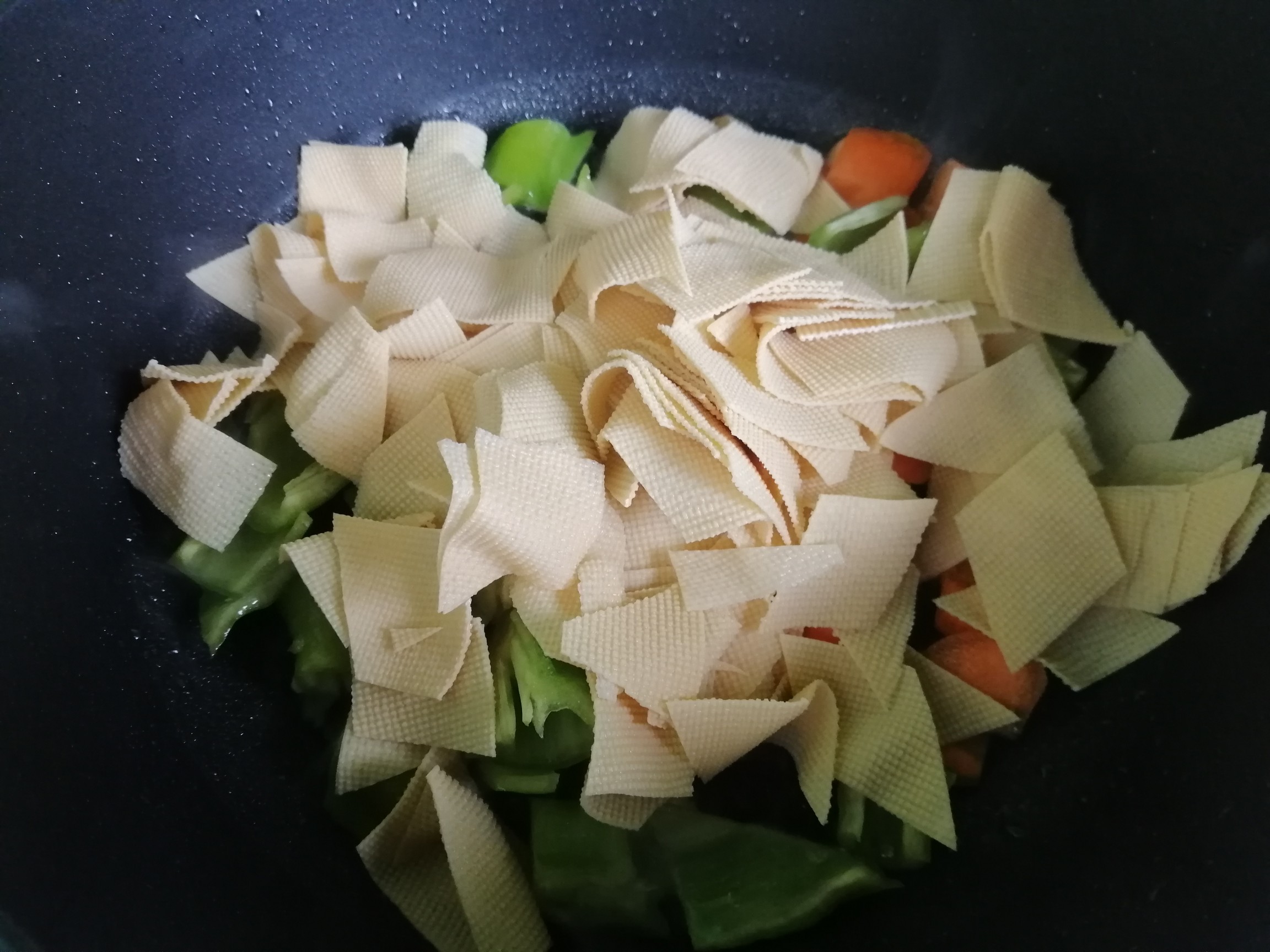 胡萝卜尖椒炒豆腐皮的做法-家常味炒菜谱
