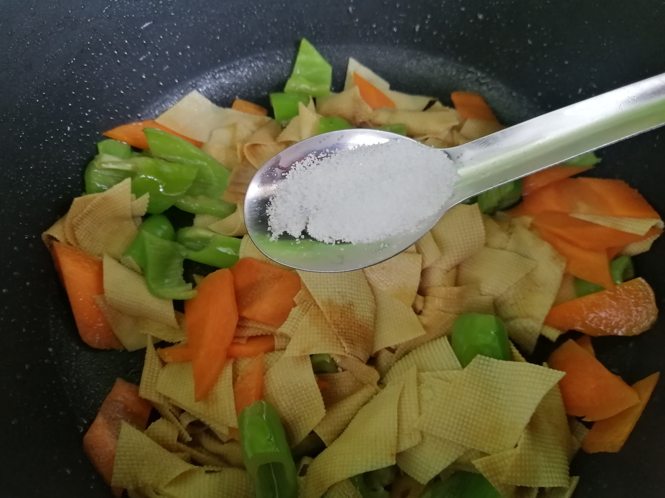 胡萝卜尖椒炒豆腐皮的做法-家常味炒菜谱