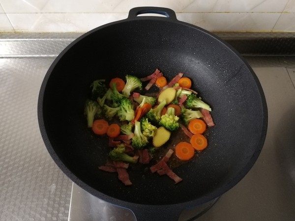 配粥小菜，培根胡萝卜炒西蓝花，营养搭配的做法-咸鲜味炒菜谱
