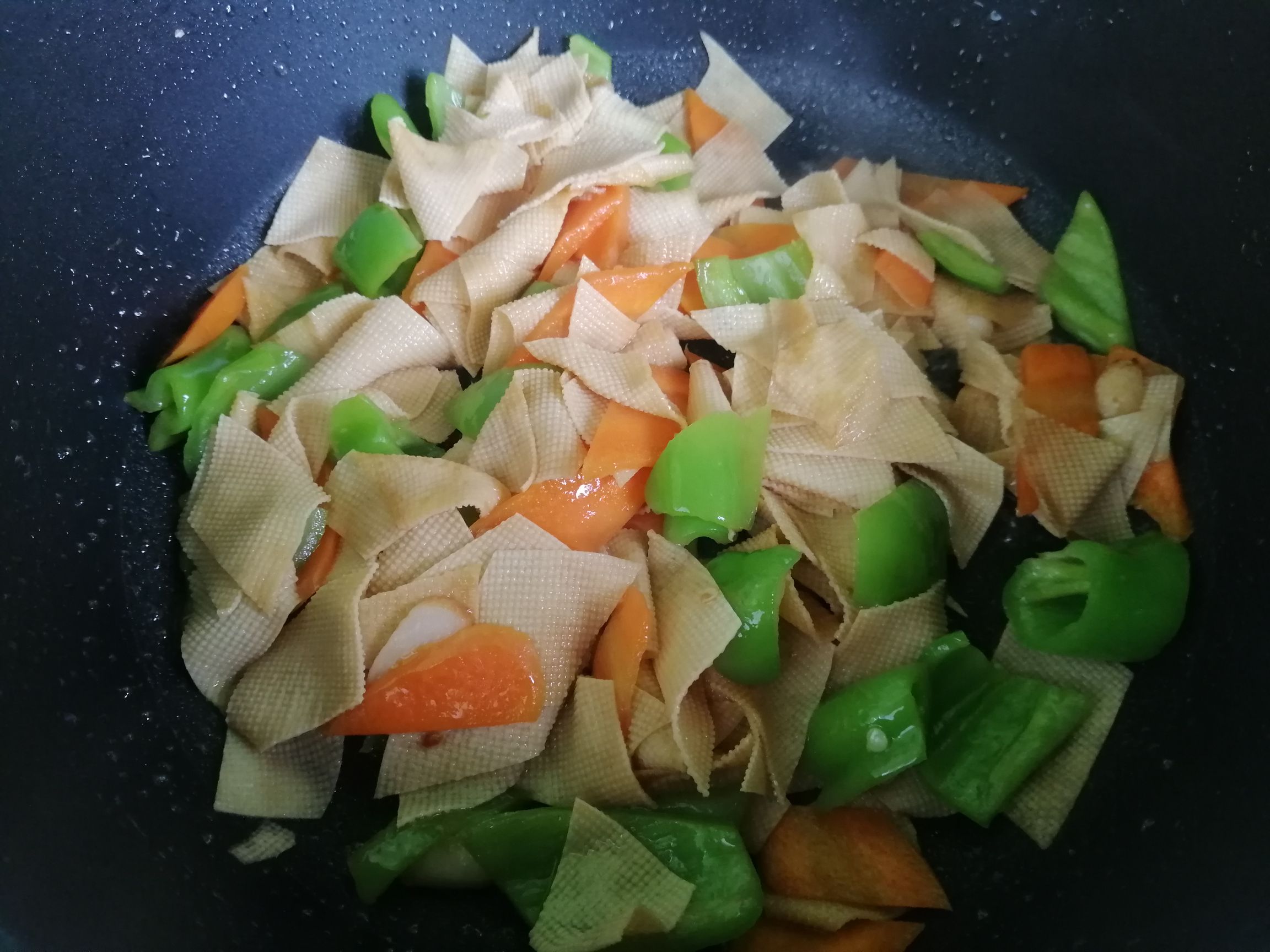 胡萝卜尖椒炒豆腐皮的做法-家常味炒菜谱