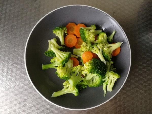 配粥小菜，培根胡萝卜炒西蓝花，营养搭配的做法-咸鲜味炒菜谱