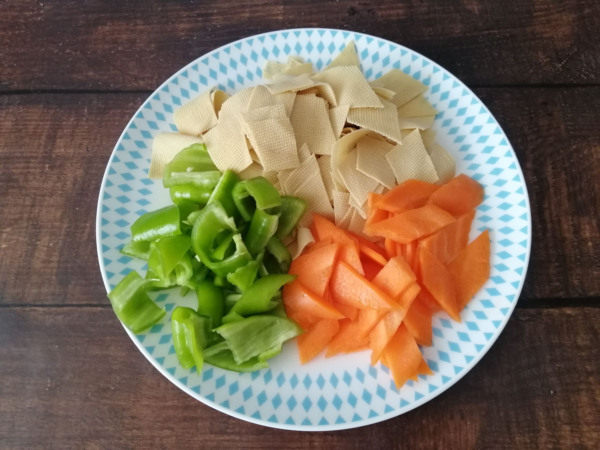 胡萝卜尖椒炒豆腐皮的做法-家常味炒菜谱