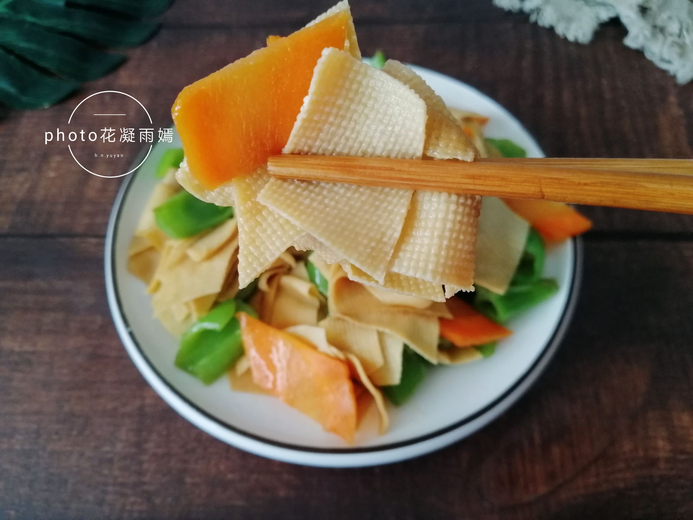 胡萝卜尖椒炒豆腐皮的做法-家常味炒菜谱-易网健康养生网 胡萝卜尖椒炒豆腐皮的做法-家常味炒菜谱
