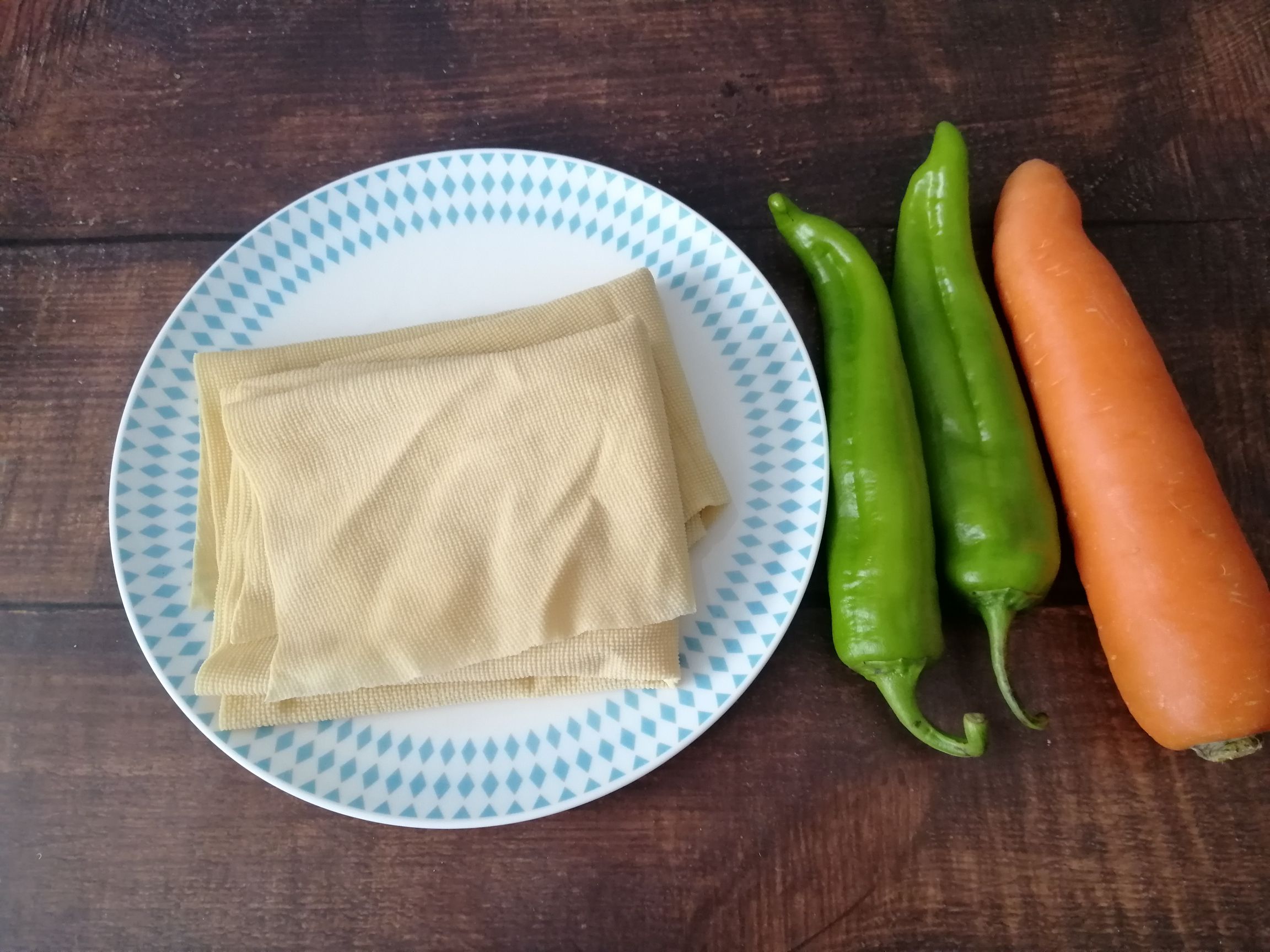 胡萝卜尖椒炒豆腐皮的做法-家常味炒菜谱