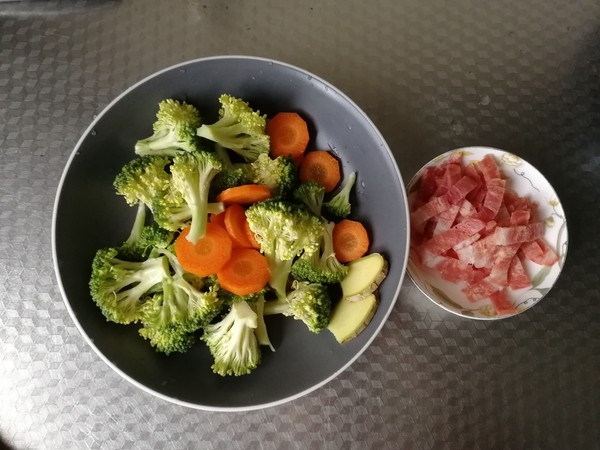 配粥小菜，培根胡萝卜炒西蓝花，营养搭配的做法-咸鲜味炒菜谱