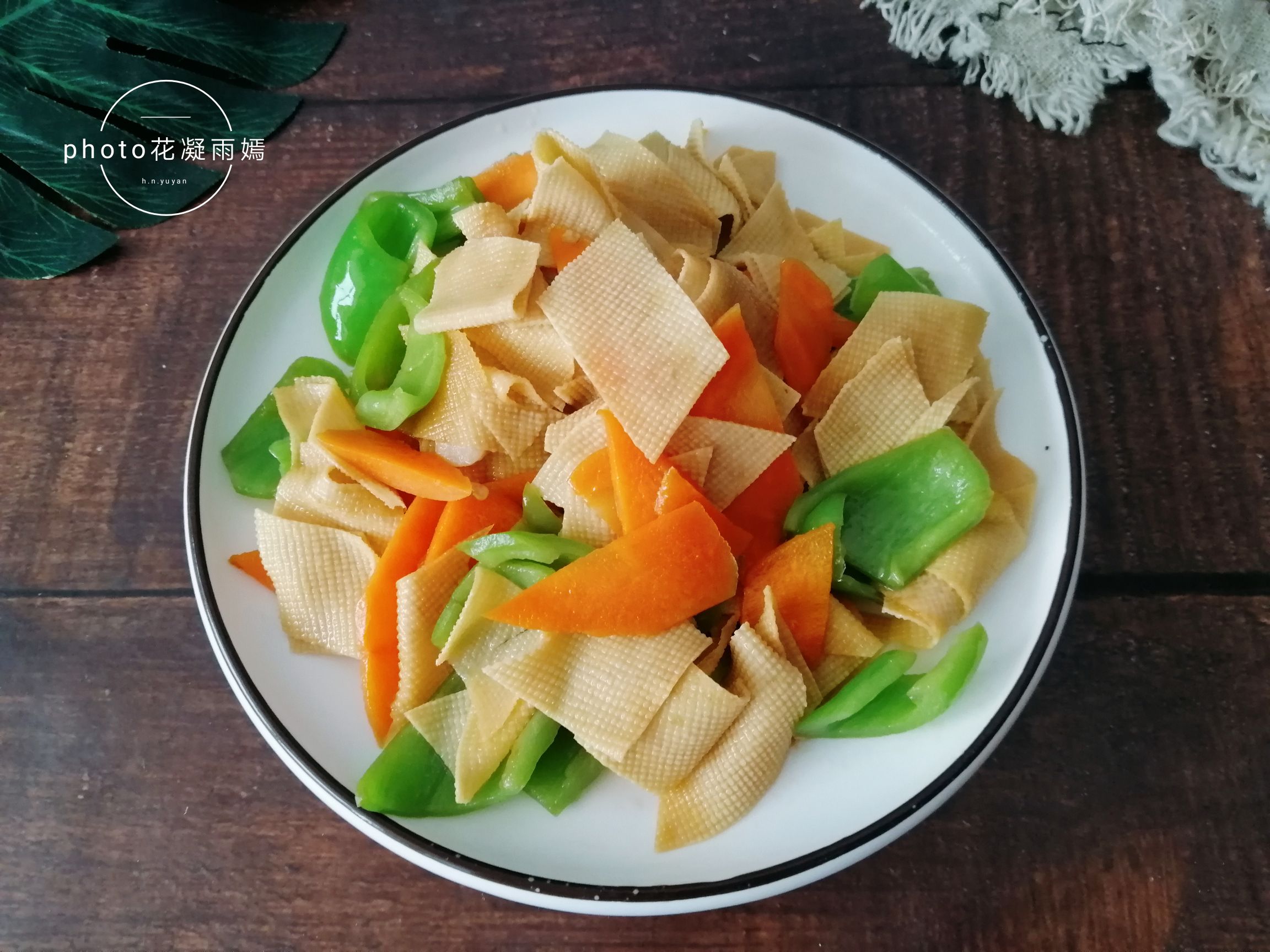 胡萝卜尖椒炒豆腐皮的做法-家常味炒菜谱