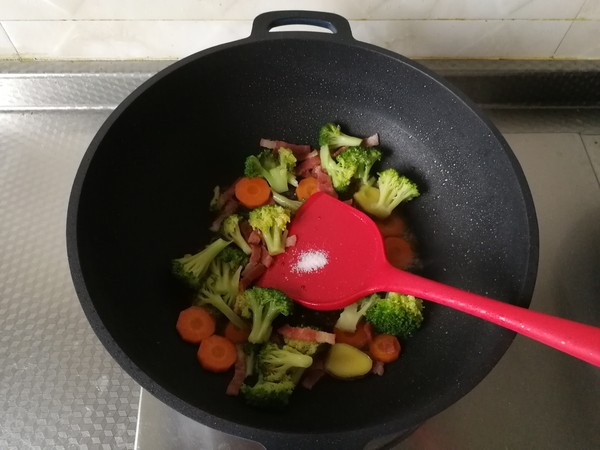 配粥小菜，培根胡萝卜炒西蓝花，营养搭配的做法-咸鲜味炒菜谱