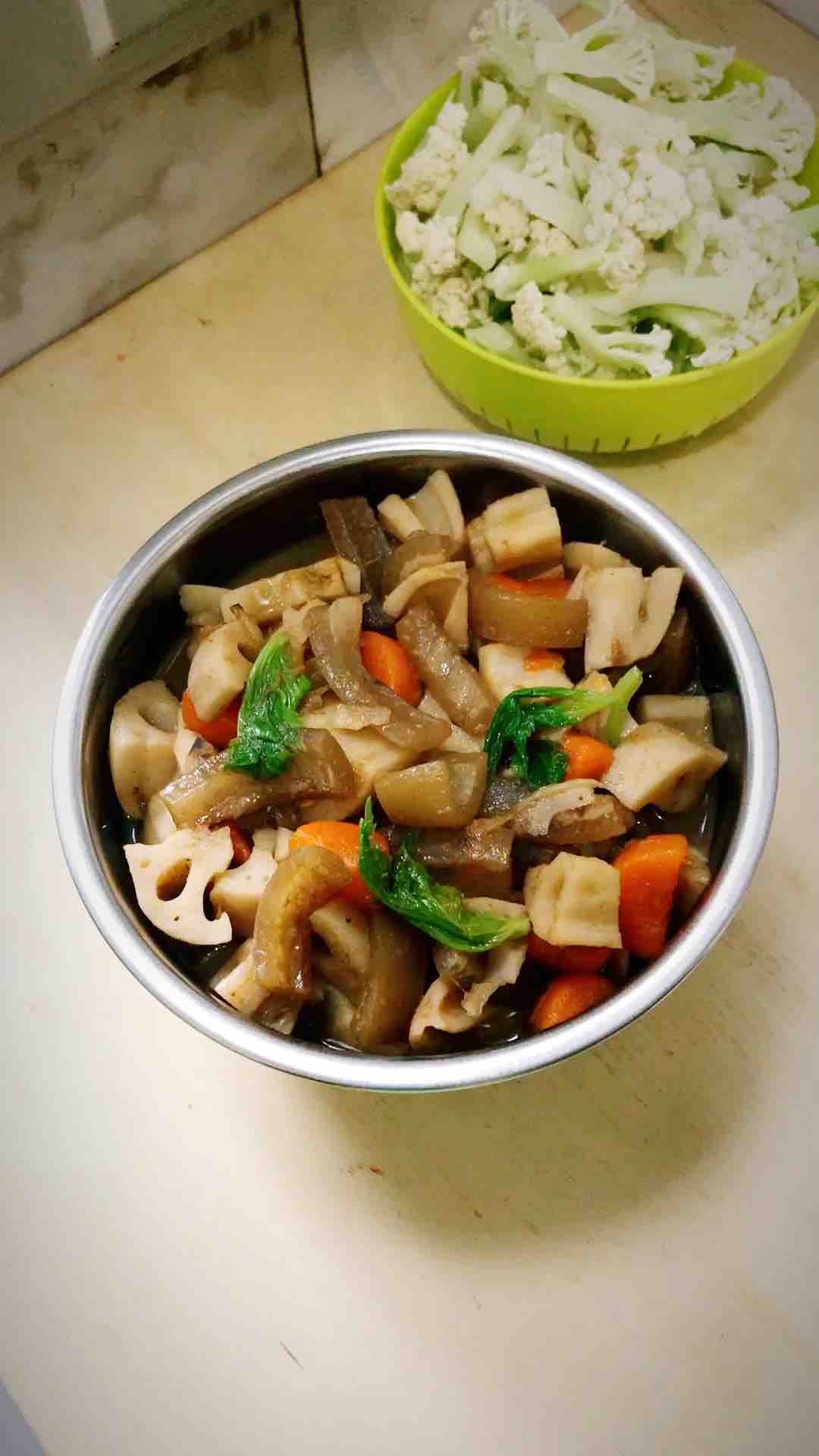 莲藕焖猪肉皮的做法-家常味炖菜谱
