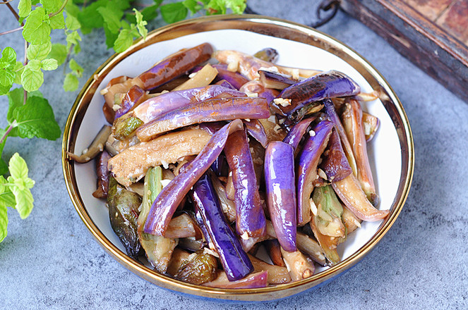 【蒜蓉爆香茄子】简单、少油、不变色的下饭菜！的做法-蒜香味炒菜谱