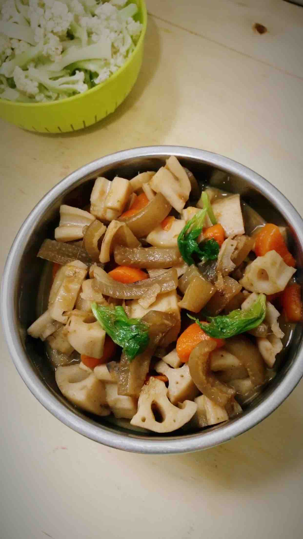 莲藕焖猪肉皮的做法-家常味炖菜谱-易网健康养生网 莲藕焖猪肉皮的做法-家常味炖菜谱