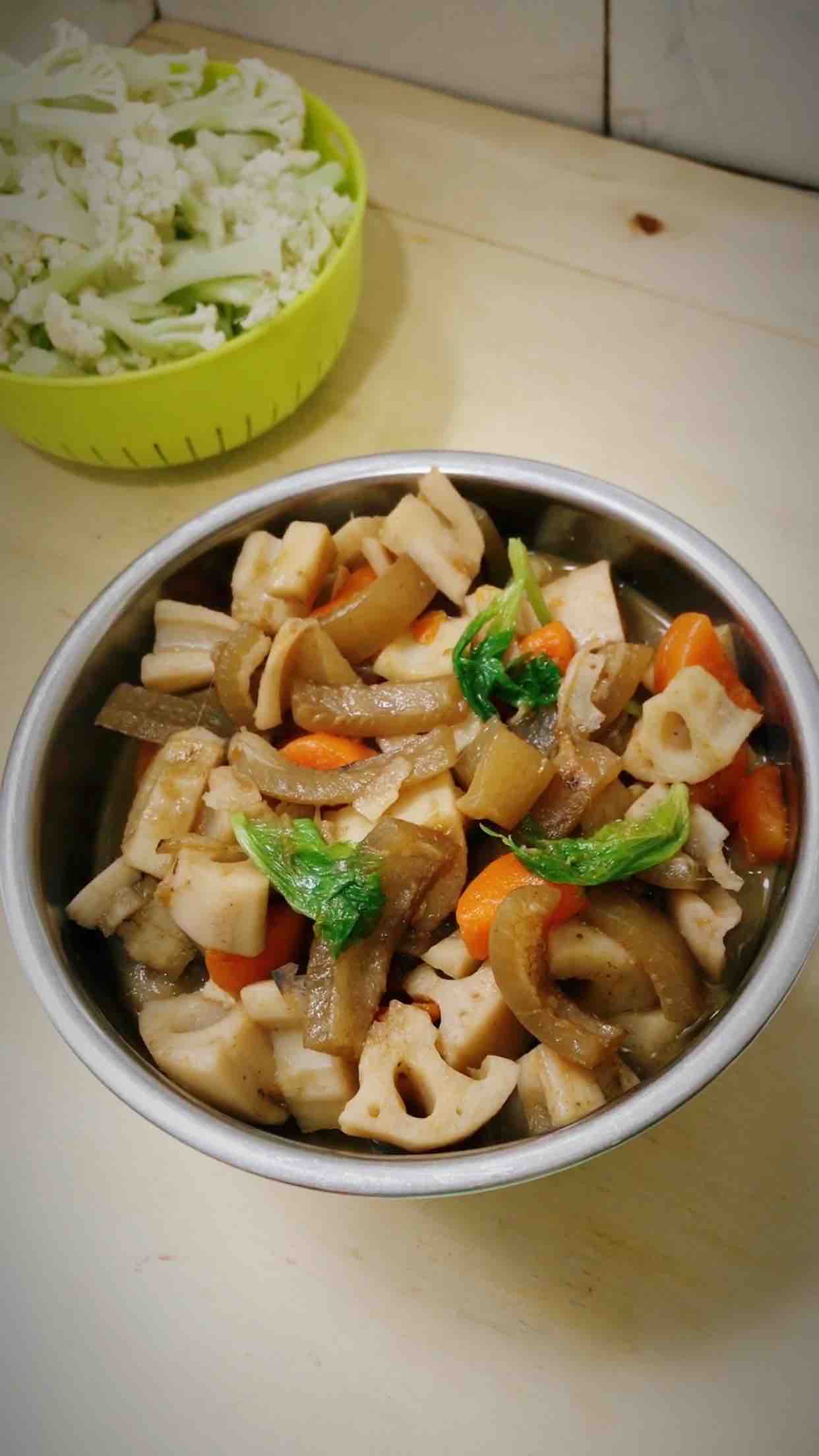 莲藕焖猪肉皮的做法-家常味炖菜谱-易网健康养生网 莲藕焖猪肉皮的做法-家常味炖菜谱