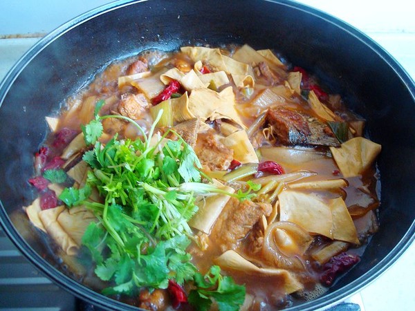 豆油皮宽粉炖鱼的做法-鱼香味炖菜谱