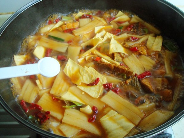 豆油皮宽粉炖鱼的做法-鱼香味炖菜谱