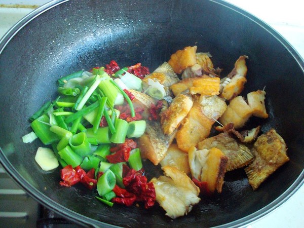 豆油皮宽粉炖鱼的做法-鱼香味炖菜谱