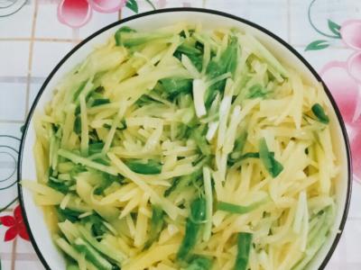 蒜苗炒土豆丝的作法-家常味炒菜谱