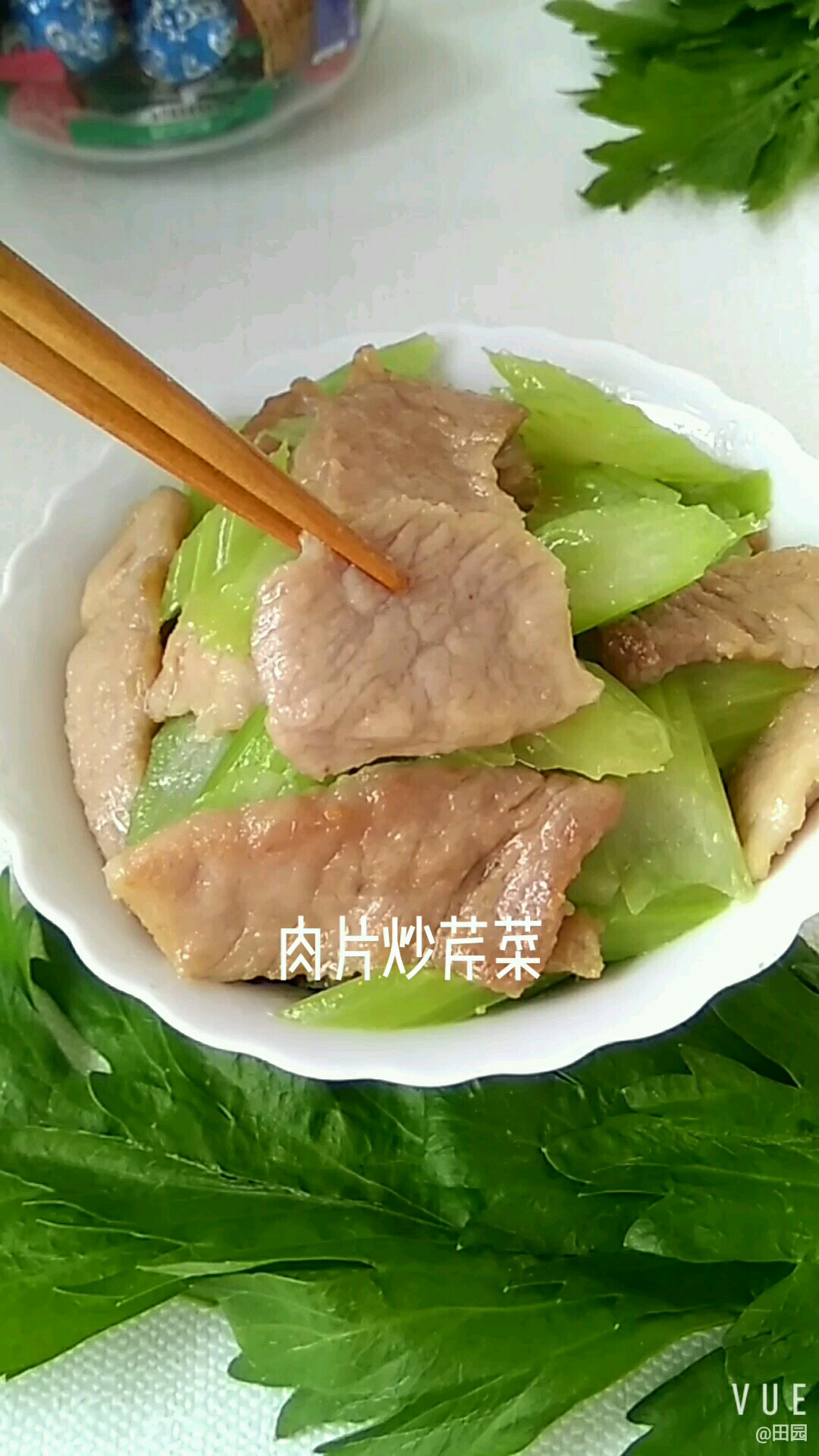 肉片炒芹菜的做法-咸鲜味炒菜谱-易网健康养生网 肉片炒芹菜的做法-咸鲜味炒菜谱