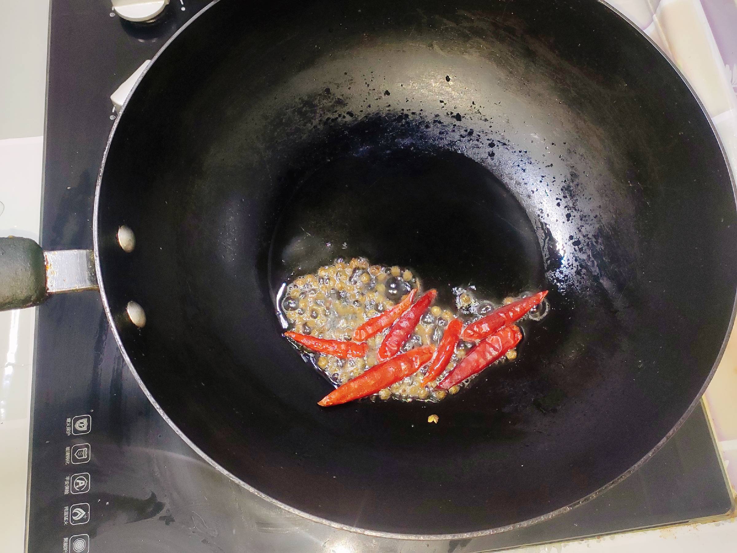 麻辣龙虾尾的做法-麻辣味炒菜谱