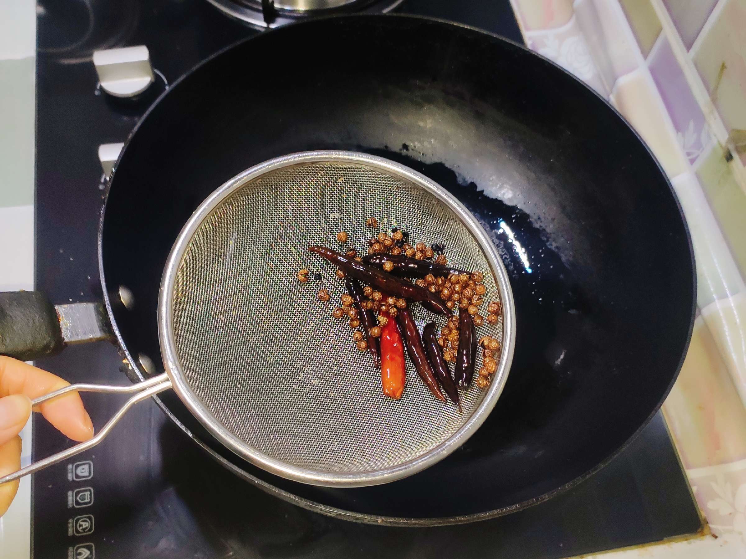 麻辣龙虾尾的做法-麻辣味炒菜谱