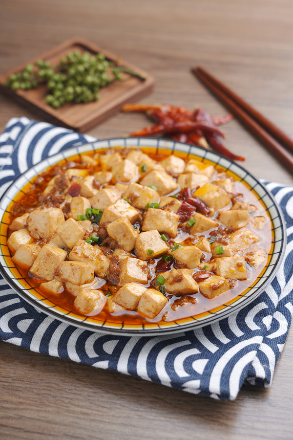 今天就做这道经典下饭菜——麻婆豆腐的做法-香辣味炒菜谱