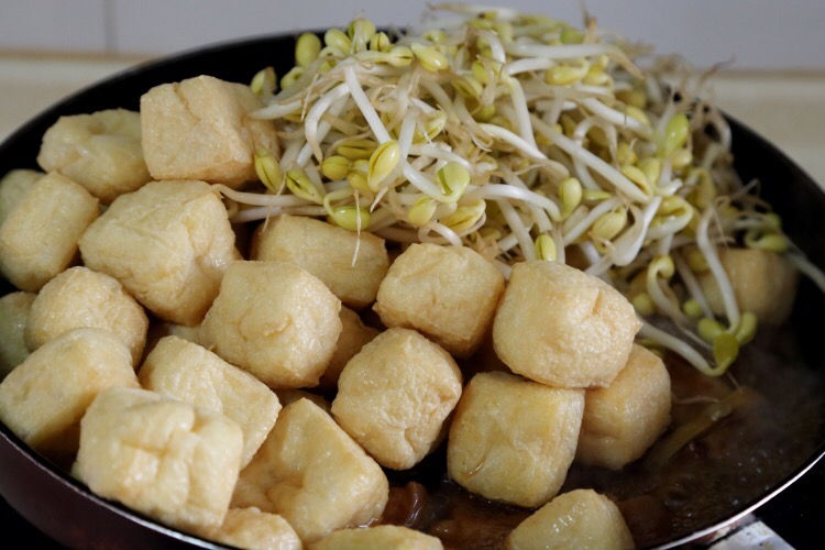 豆芽豆腐果烧五花肉的做法-家常味烧菜谱