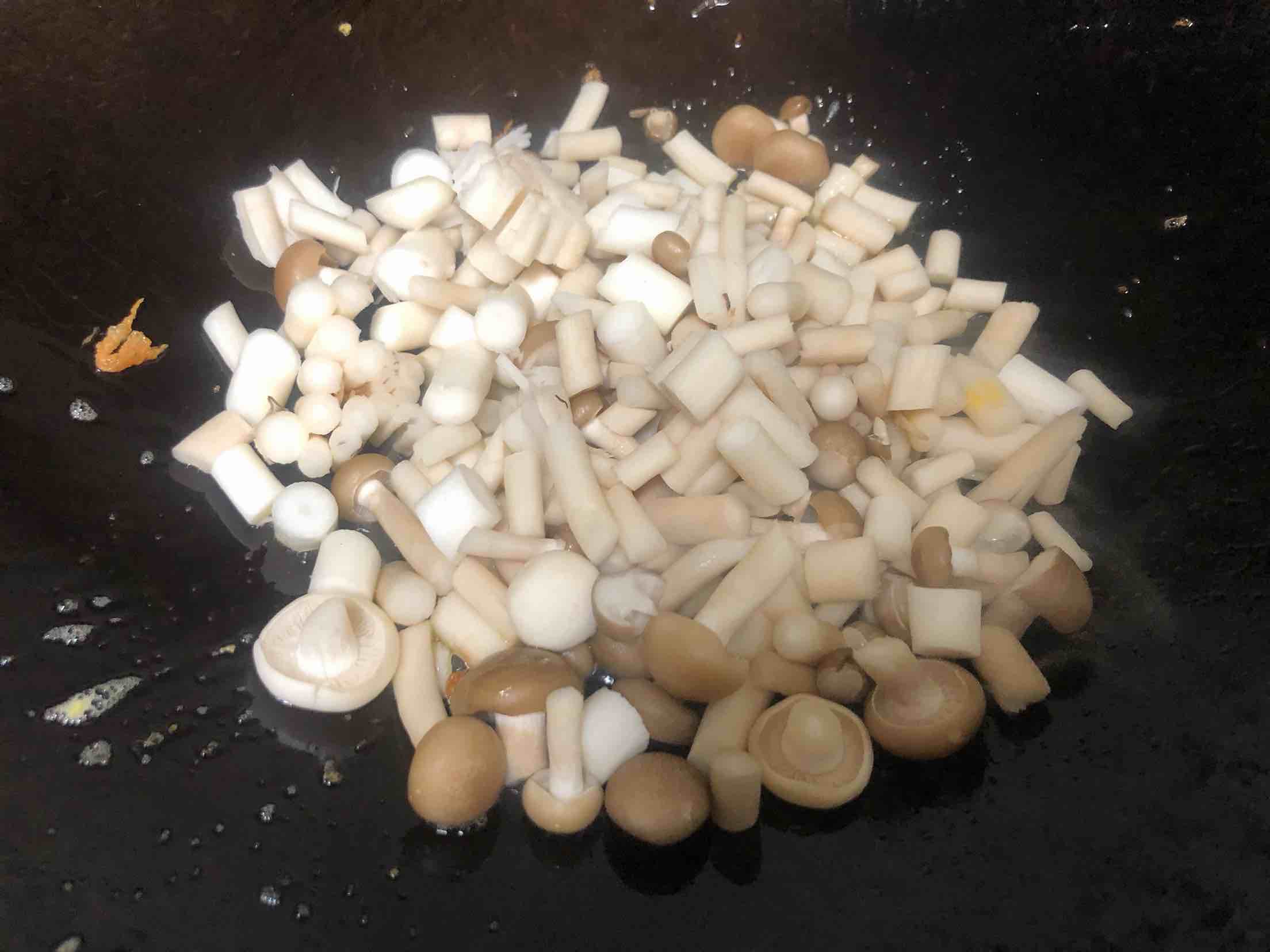 小菇炒鸡蛋的做法-家常味炒菜谱
