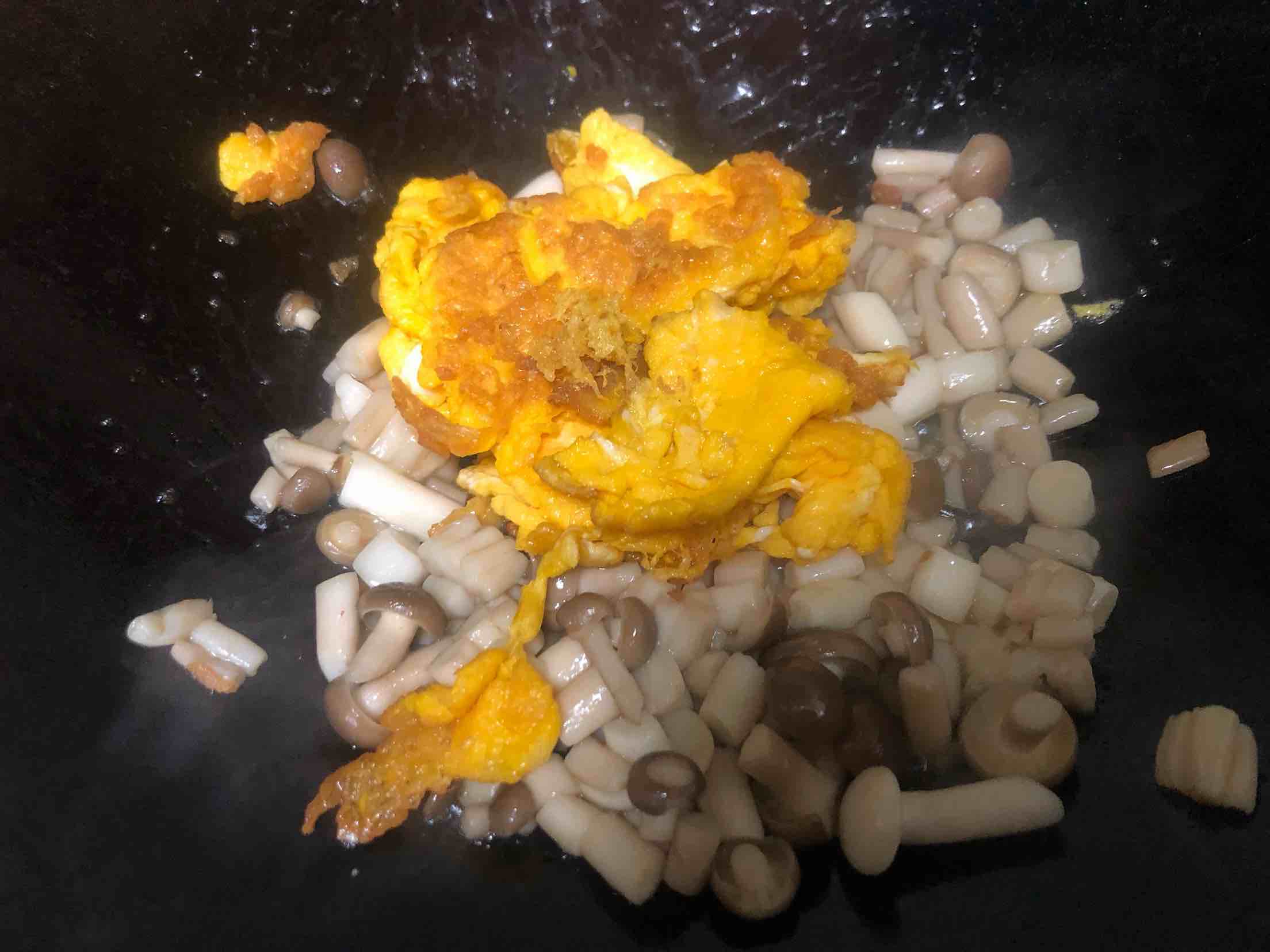 小菇炒鸡蛋的做法-家常味炒菜谱