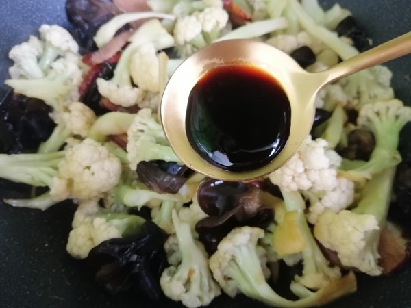 菜花木耳炒腊肉的做法-家常味炒菜谱