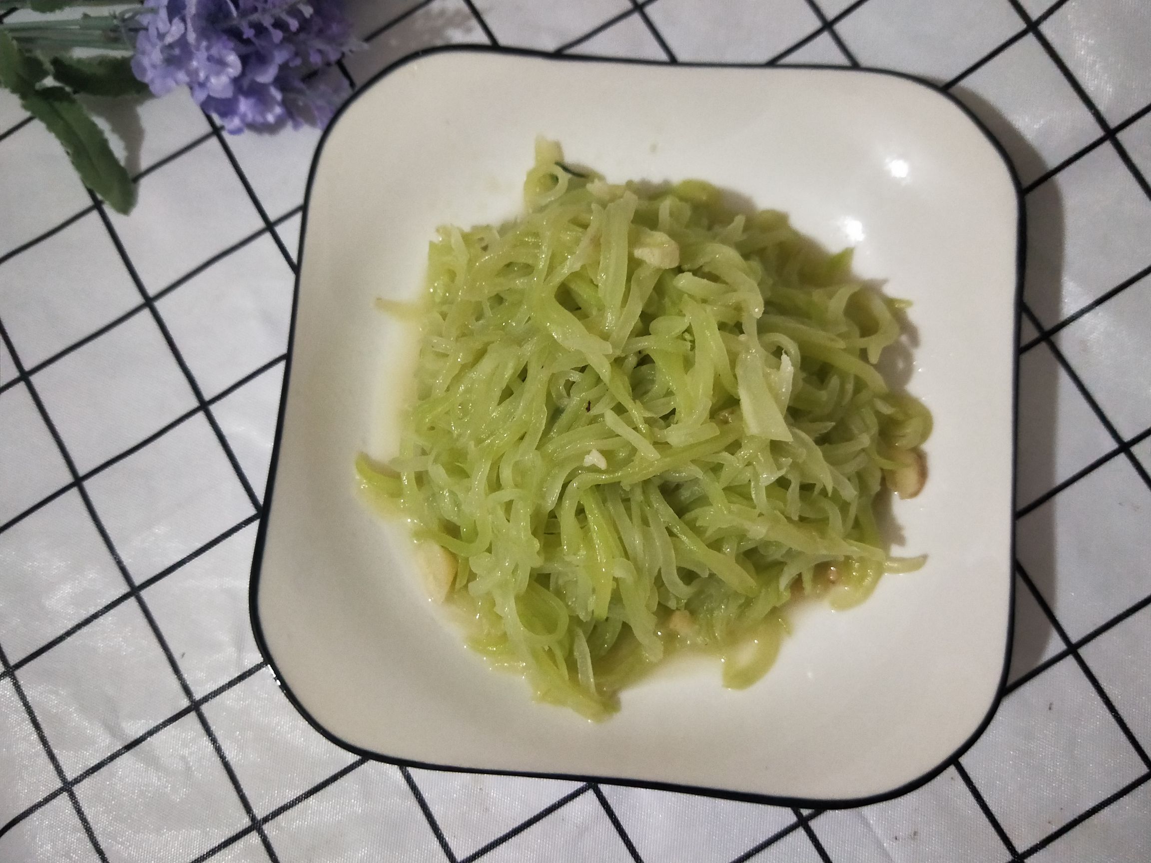蒜香莴笋丝的做法-家常味炒菜谱-易网健康养生网 蒜香莴笋丝的做法-家常味炒菜谱