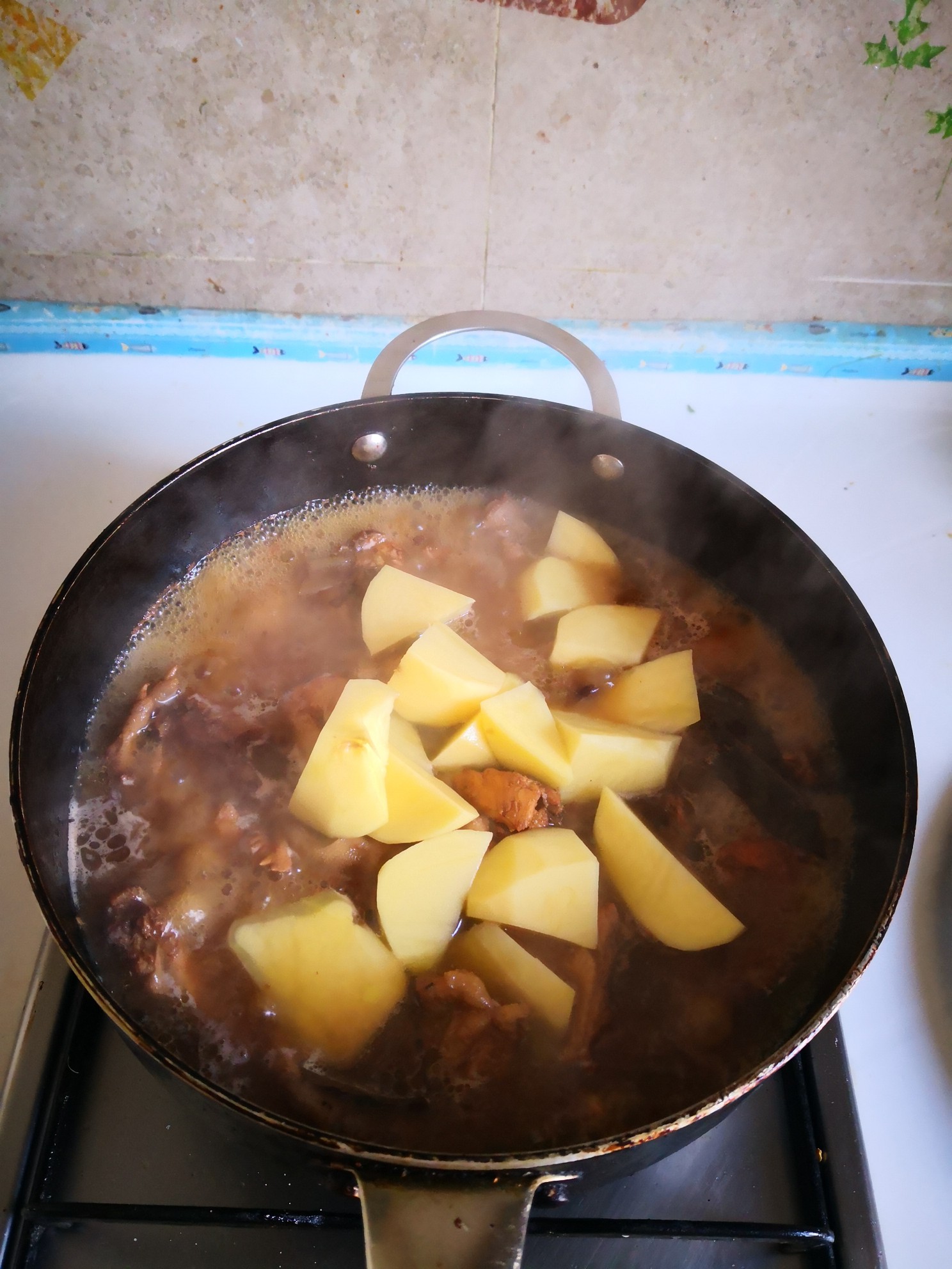 三黄鸡烧土豆的做法-家常味烧菜谱