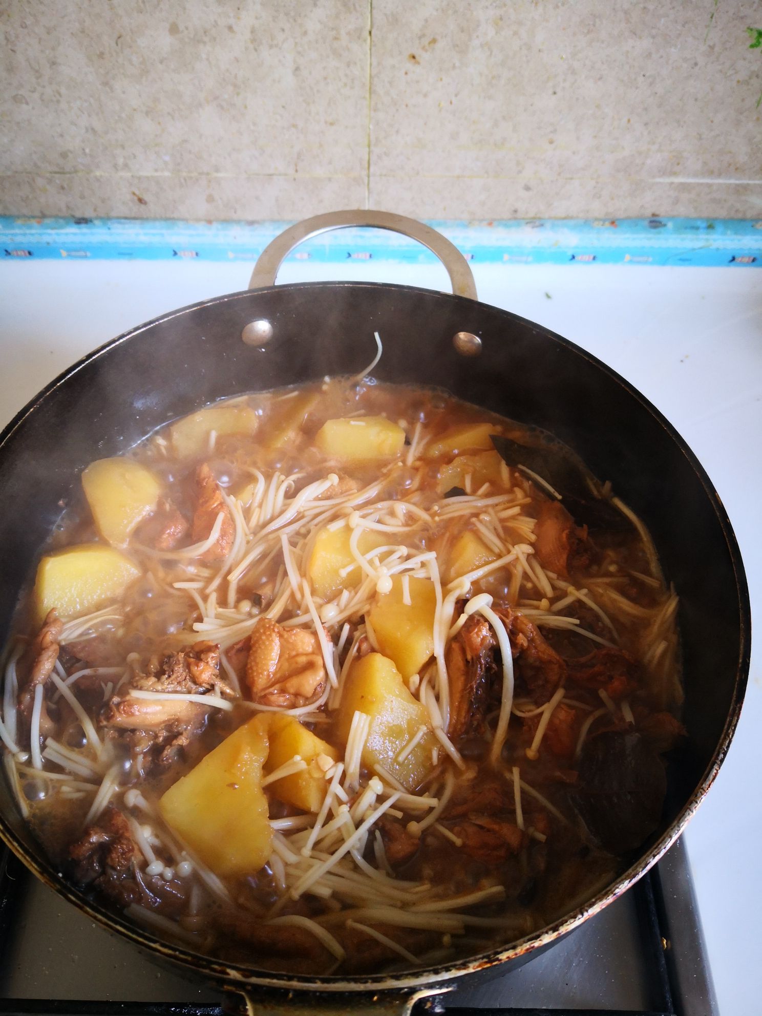 三黄鸡烧土豆的做法-家常味烧菜谱