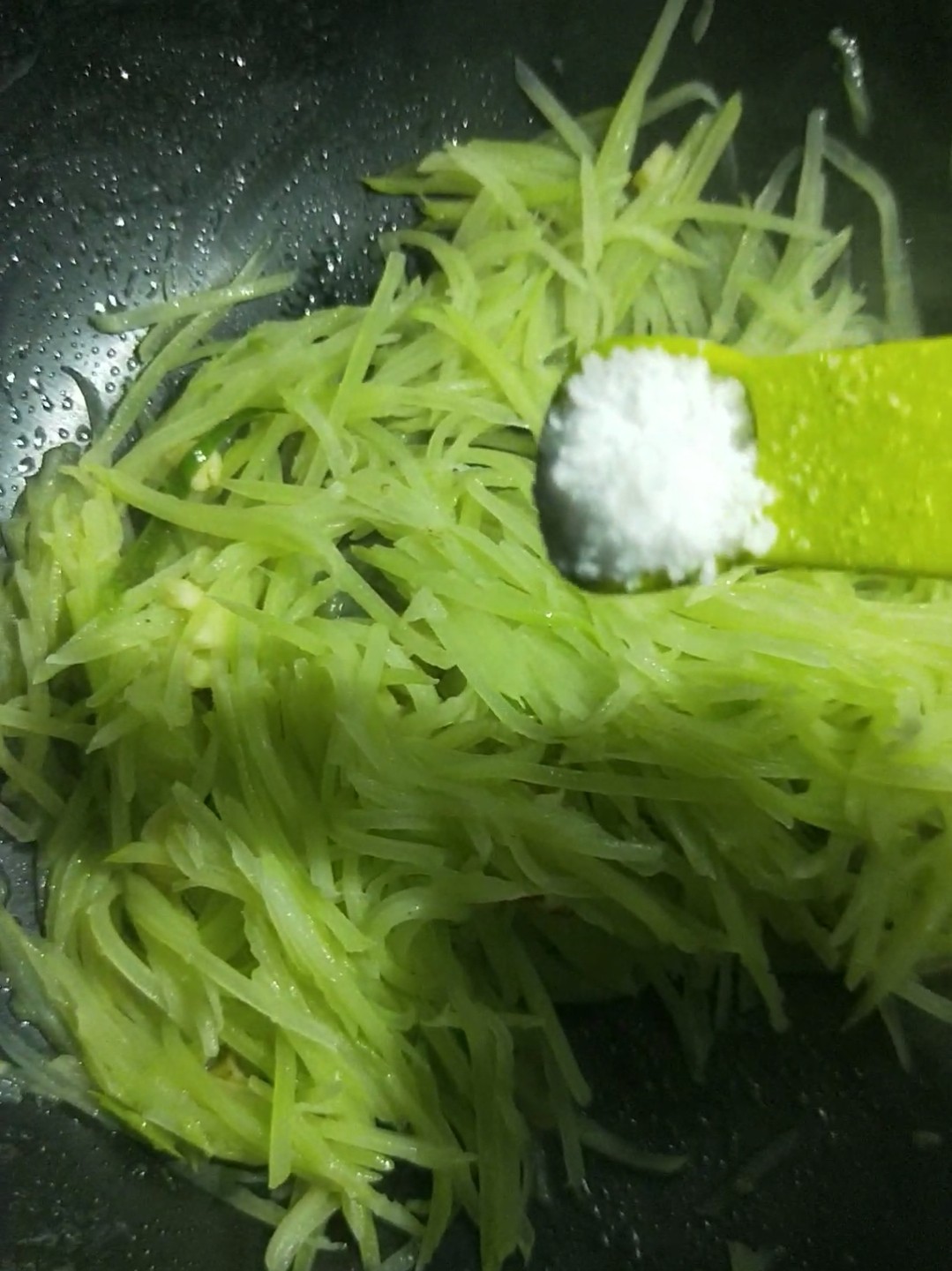 蒜香莴笋丝的做法-家常味炒菜谱
