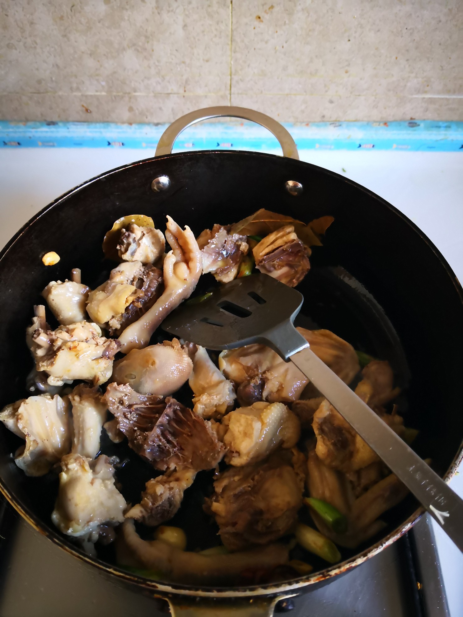 三黄鸡烧土豆的做法-家常味烧菜谱