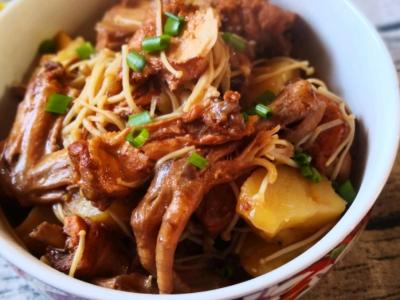 三黄鸡烧土豆的做法-家常味烧菜谱