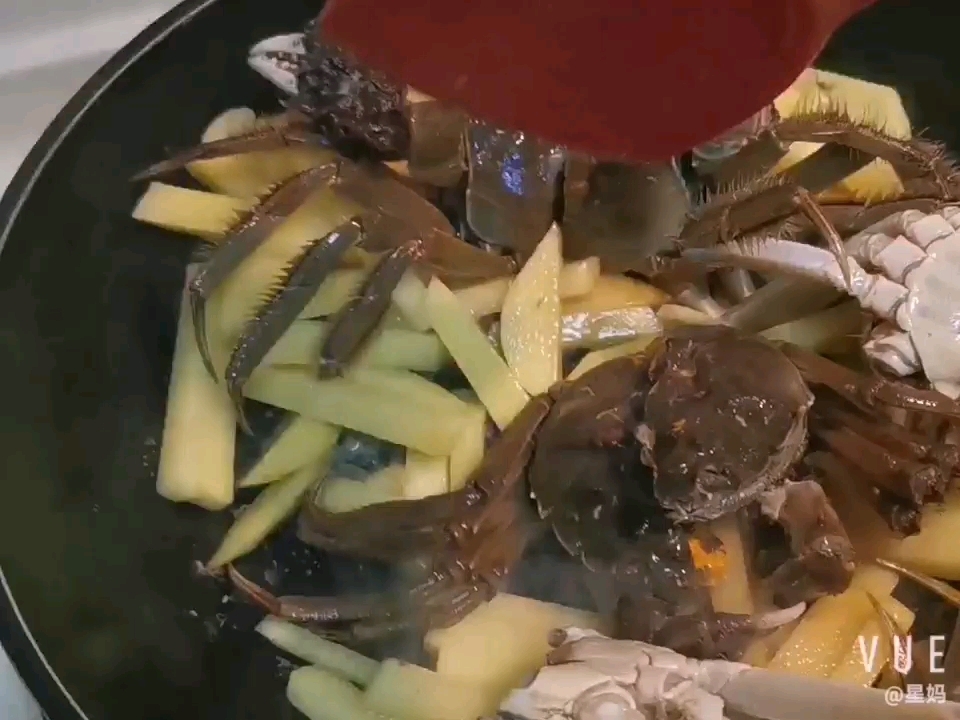 土豆炖河蟹的做法-麻辣味烧菜谱