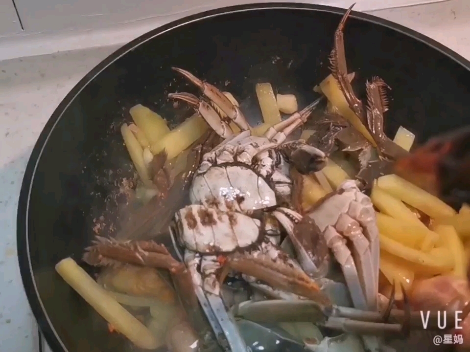 土豆炖河蟹的做法-麻辣味烧菜谱