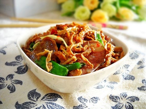 苦瓜干炒腊肠的做法-家常味炒菜谱