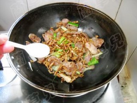 苦瓜干炒腊肠的做法-家常味炒菜谱