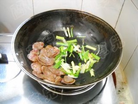 苦瓜干炒腊肠的做法-家常味炒菜谱