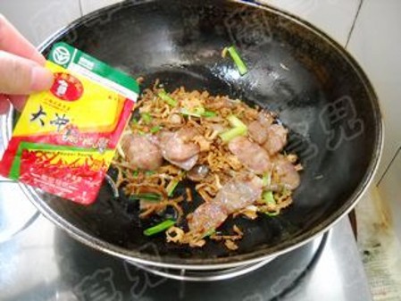 苦瓜干炒腊肠的做法-家常味炒菜谱