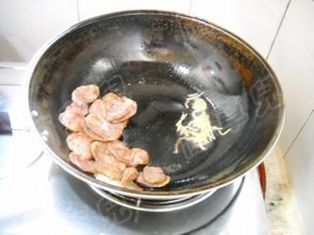 苦瓜干炒腊肠的做法-家常味炒菜谱