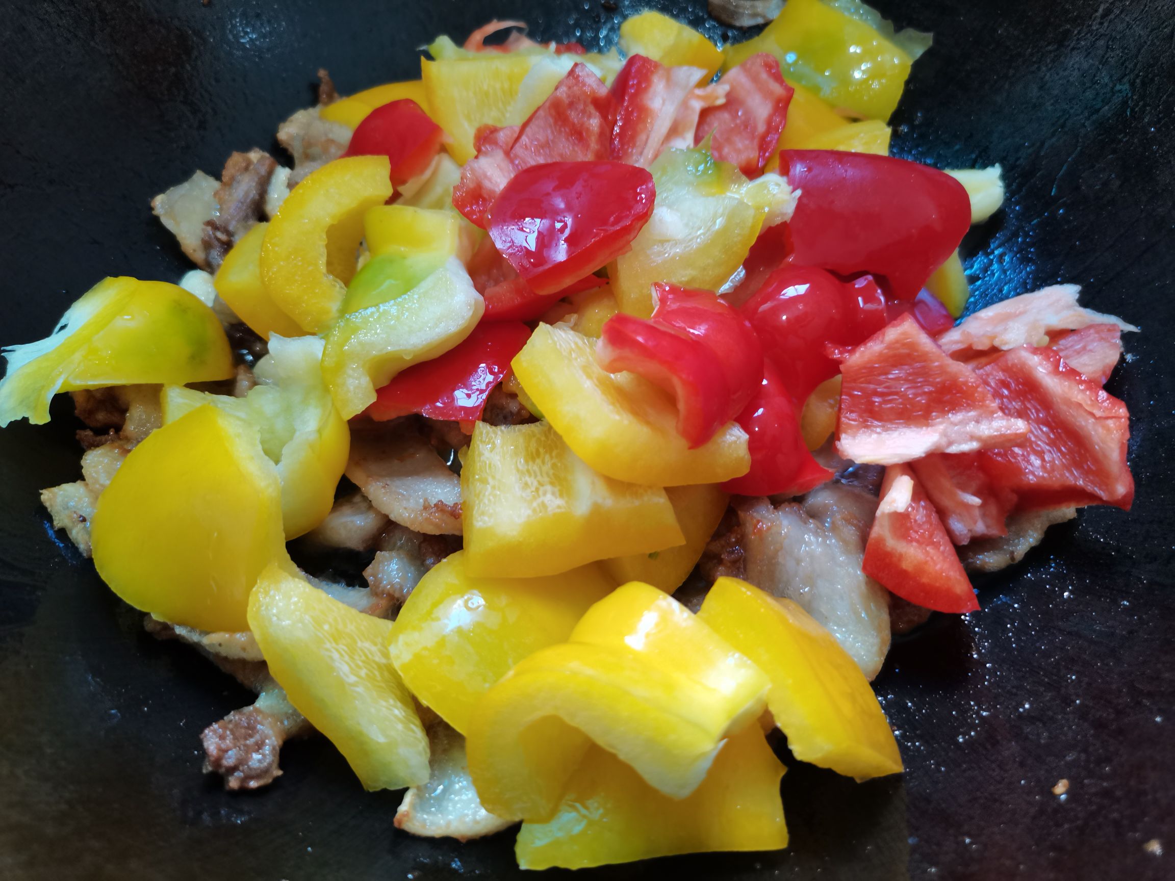 彩椒炒五花肉的做法-家常味炒菜谱