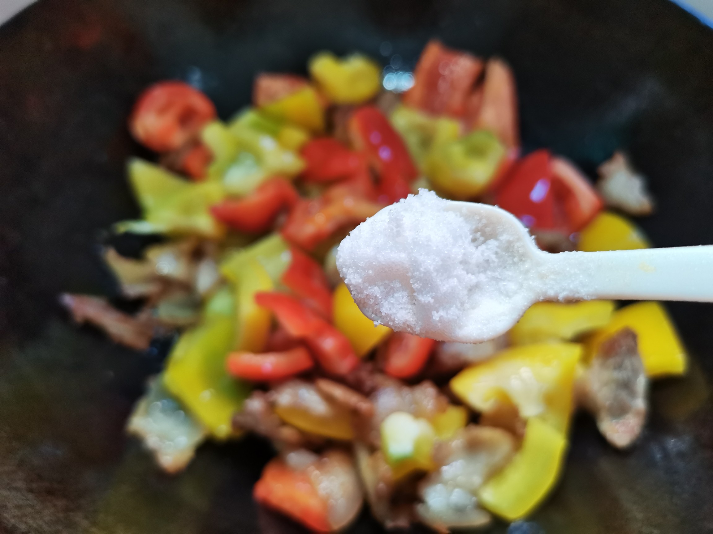 彩椒炒五花肉的做法-家常味炒菜谱