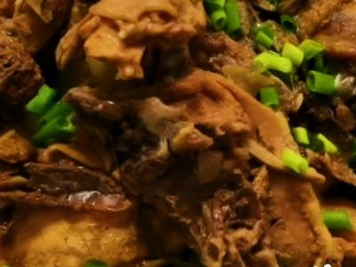 东北人最爱的小鸡炖蘑菇土豆的做法-家常味炖菜谱
