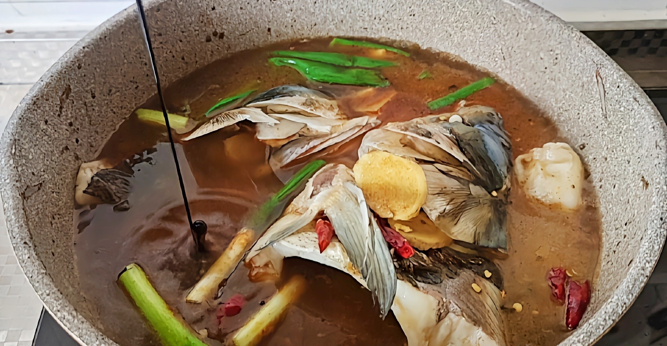 秋冬这样吃,菜饭一锅出~鱼头泡饼的做法-咸鲜味炖菜谱-易网健康养生网 秋冬这样吃,菜饭一锅出~鱼头泡饼的做法-咸鲜味炖菜谱