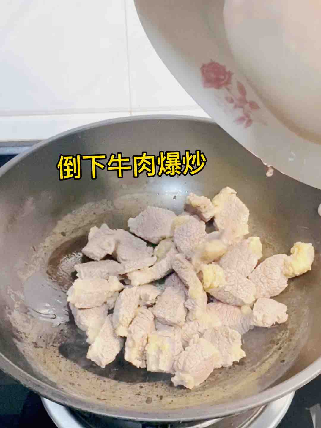 爆香红烧牛肉焖土豆，这样煮??一锅都不够的做法-家常味酱菜谱