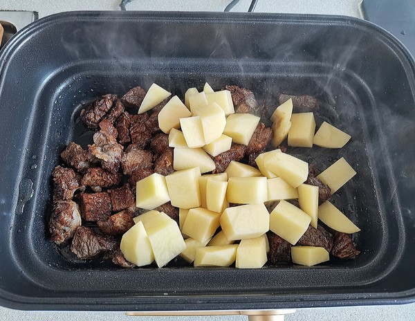 鲜美又馋人的土豆炖牛肉的做法-家常味炖菜谱
